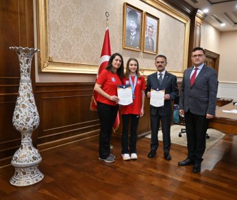Rekortmen Yüzücü Vali Aktaş'ı Ziyaret Etti 