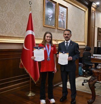 Rekortmen Yüzücü Vali Aktaş'ı Ziyaret Etti 