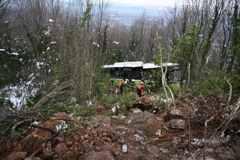 Kartepe Dağ Yolunda Otobüs Şarampole Yuvarlandı: 2'si Ağır Çok Sayıda Yaralı 