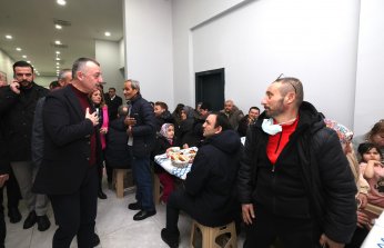 Hemşeri Derneklerini Yalnız Bırakmıyor