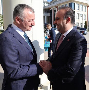 Bakan Kacır'dan Büyükşehir'e ziyaret 