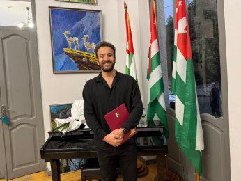 Erhan Altıparmak'a Abhazya'da Gazetecilik Ödülü 