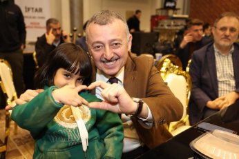 Başkan Büyükakın, Gazze'li ailelerle oruç açtı 