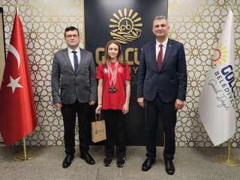 Başkan Sezer Milli Şampiyonu Tebrik Etti 