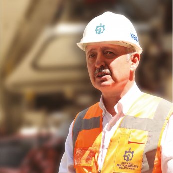 Başiskele Kavşağı'nda dev kirişler yerleştirildi 