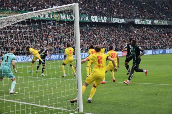 Kocaelispor Göztepe'yi yine Uzatmada Yıktı: 10 Kişiyle 1 Puanı Kurtardı