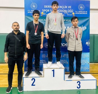 Körfezli güreşçilerin madalya sevinci 