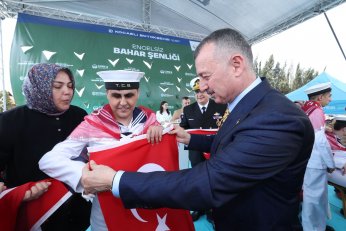Büyükakın asker konvoyuna katılıp halay çekti 