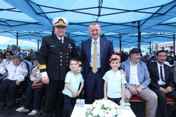 Büyükakın asker konvoyuna katılıp halay çekti 