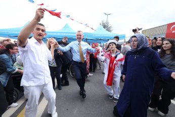 Büyükakın asker konvoyuna katılıp halay çekti 