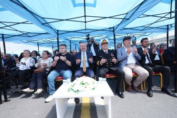 Büyükakın asker konvoyuna katılıp halay çekti 