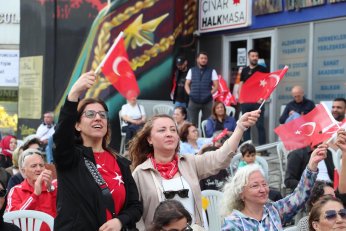 19 Mayıs Coşkusu İzmit Belediye Meydanı’nı Doldurdu