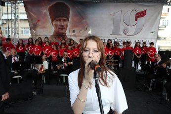 19 Mayıs Coşkusu İzmit Belediye Meydanı’nı Doldurdu
