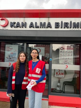KOÜ öğrencilerinden Kızılay’a anlamlı destek