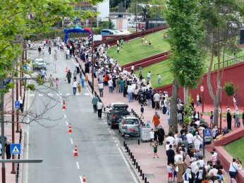 41 Bininci Ziyaretçi Kapıdan Girdi