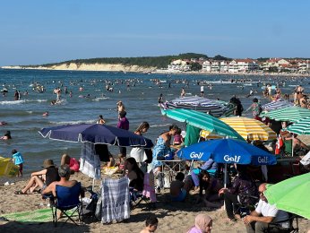 Plajlar doldu, kilometrelerce araç kuyruğu oluştu