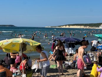 Plajlar doldu, kilometrelerce araç kuyruğu oluştu