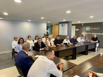 İzmit Belediyesi Operasyonu Sonrası İyi Parti Olağanüstü Toplandı!