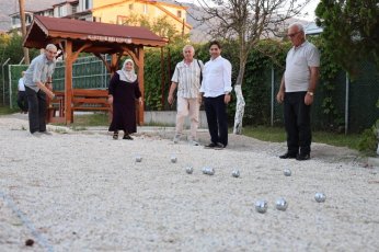 Gençlere Taş Söktürdüler