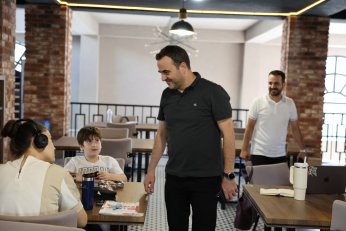Başkan Özlü Kitaphane'de Gençlerle Biraraya Geldi 