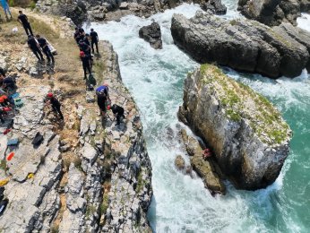 Yasağa Aldırmadı, Kayalıklarda Mahsur Kaldı!