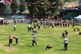Kırkpınar'da Birinci, Karamürsel'de Başpehlivan Oldu 