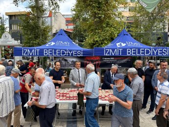 İzmit Belediyesi Deprem Şehitlerini Unutmadı 