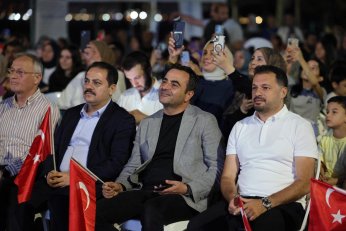 Başiskele’de Zafer Coşkusu Sahile Sığmadı!