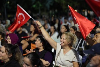 Başiskele’de Zafer Coşkusu Sahile Sığmadı!