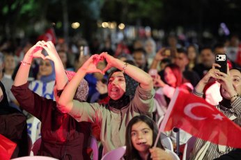 Başiskele’de Zafer Coşkusu Sahile Sığmadı!