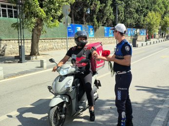 Zabıta Bu Kez Çiçeklerle Sahaya Çıktı!