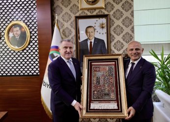 Başkan Söğüt'ten Bakan'a Hereke halısı 