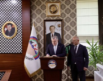 Başkan Söğüt'ten Bakan'a Hereke halısı 