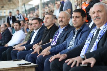 Başkan Büyükgöz Tribünde, Gebzespor Sahada