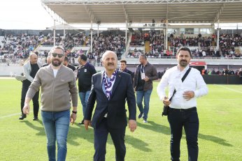 Başkan Büyükgöz Tribünde, Gebzespor Sahada