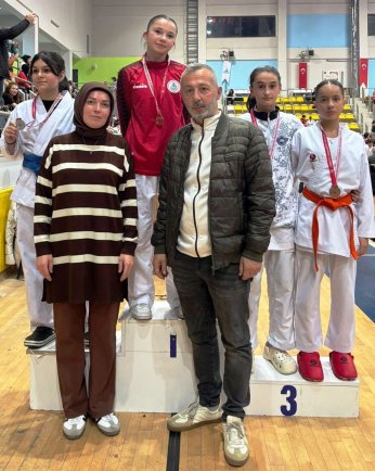 Körfez'in minik karatecileri 23 madalya kazandı 