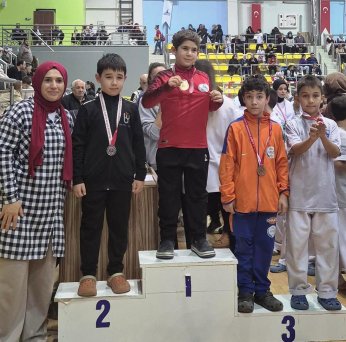 Körfez'in minik karatecileri 23 madalya kazandı 