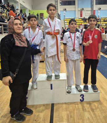 Körfez'in minik karatecileri 23 madalya kazandı 