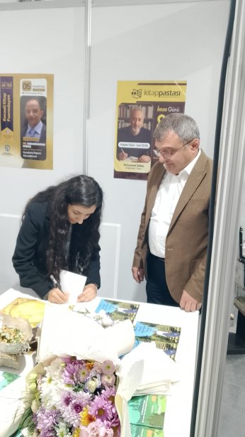 Fuarın genç yazarına büyük ilgi!