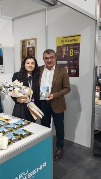 Fuarın genç yazarına büyük ilgi!