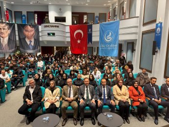 300 Yeni Genç Üye Rozet Taktı 