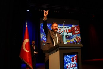 300 Yeni Genç Üye Rozet Taktı 