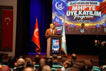 300 Yeni Genç Üye Rozet Taktı 
