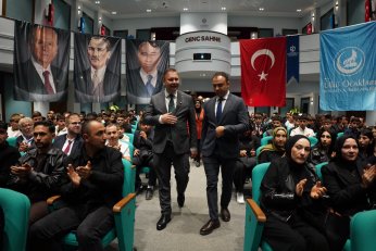 300 Yeni Genç Üye Rozet Taktı 