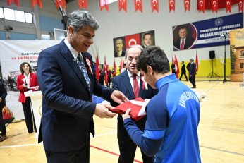 Şanlı Türk Bayrağı Elden Ele Zirveye Ulaştı 