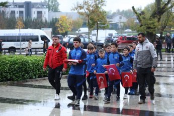 Şanlı Türk Bayrağı Elden Ele Zirveye Ulaştı 