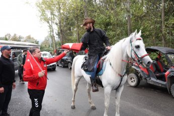 Şanlı Türk Bayrağı Elden Ele Zirveye Ulaştı 