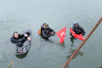 Şanlı Türk Bayrağı Elden Ele Zirveye Ulaştı 