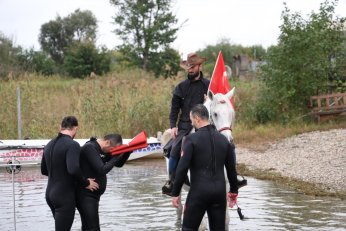 Şanlı Türk Bayrağı Elden Ele Zirveye Ulaştı 