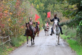 Şanlı Türk Bayrağı Elden Ele Zirveye Ulaştı 